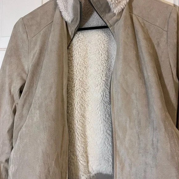 cupcakes & cashmere Reversible Taupe Faux Suede: Sherpa Bomber Jacket - Picture 4 of 6